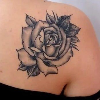 20 idées de tatouage fleurs sur l'épaule (et la signification) 7