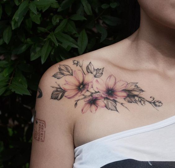 20 idées de tatouage fleurs sur l'épaule (et la signification) 28 20 idées de tatouage fleurs sur l'épaule (et la signification) 28