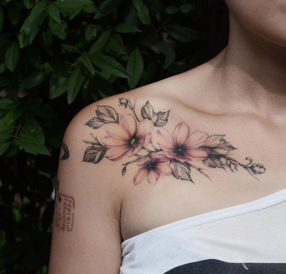 20 idées de tatouage fleurs sur l'épaule (et la signification) 28