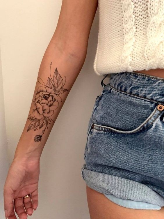 20 idées de tatouage fleurs sur l'épaule (et la signification) 31