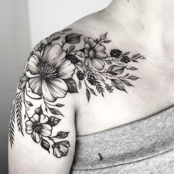 20 idées de tatouage fleurs sur l'épaule (et la signification) 33