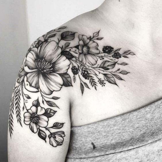 20 idées de tatouage fleurs sur l'épaule (et la signification) 33 20 idées de tatouage fleurs sur l'épaule (et la signification) 33