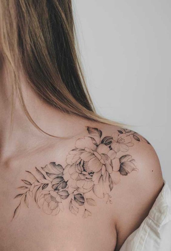 20 idées de tatouage fleurs sur l'épaule (et la signification) 18