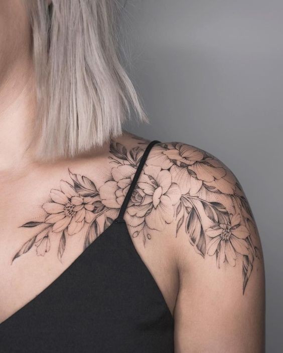 20 idées de tatouage fleurs sur l'épaule (et la signification) 16 20 idées de tatouage fleurs sur l'épaule (et la signification) 16