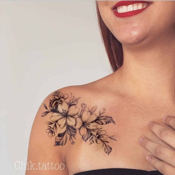 20 idées de tatouage fleurs sur l'épaule (et la signification) 13