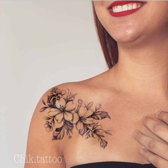 20 idées de tatouage fleurs sur l'épaule (et la signification) 13 20 idées de tatouage fleurs sur l'épaule (et la signification) 13