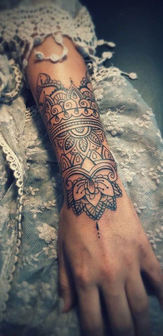25 tatouages dentelle femme sur le bras 17
