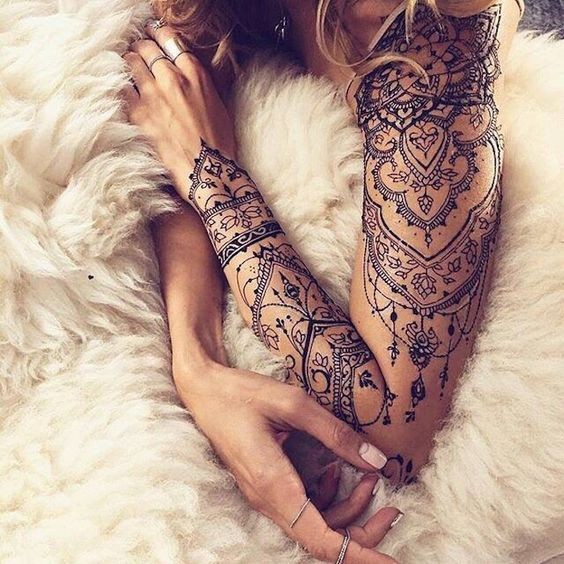 25 tatouages dentelle femme sur le bras 20
