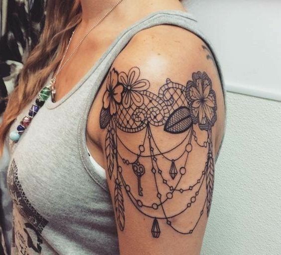 25 tatouages dentelle femme sur le bras 4