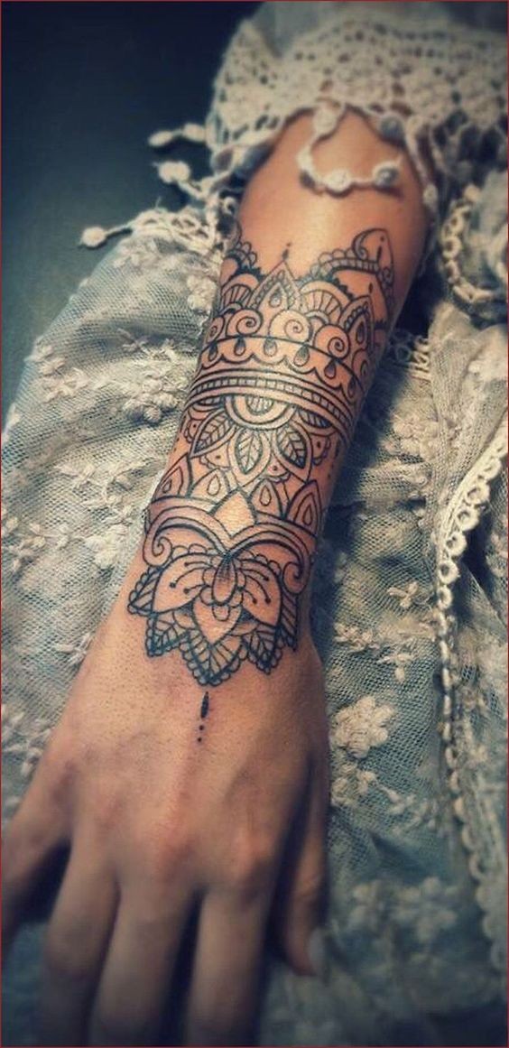 25 tatouages dentelle femme sur le bras 7