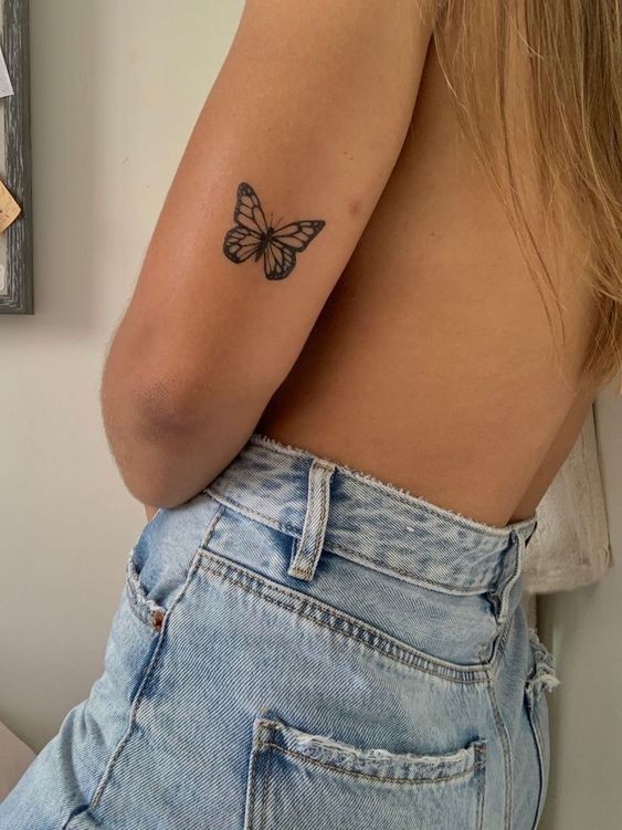 29 top idées de tatouage papillon pour femme 14