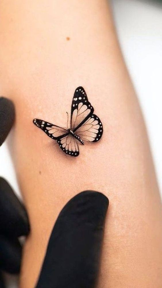 29 top idées de tatouage papillon pour femme 18