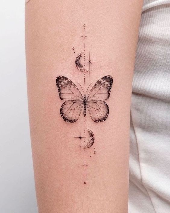 29 top idées de tatouage papillon pour femme 22