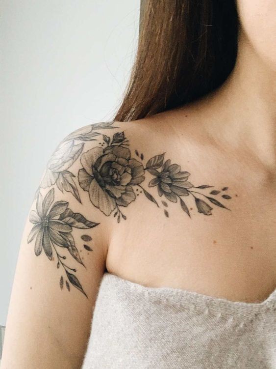 20 idées de tatouage fleurs sur l'épaule (et la signification) 19