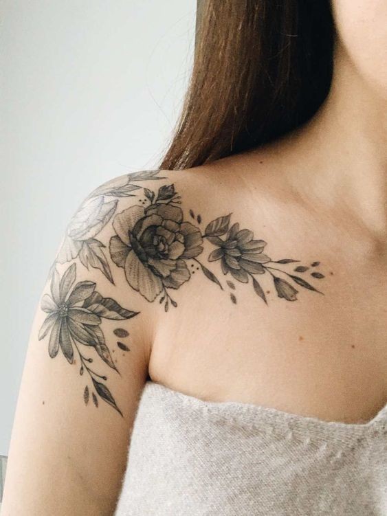 20 idées de tatouage fleurs sur l'épaule (et la signification) 19 20 idées de tatouage fleurs sur l'épaule (et la signification) 19