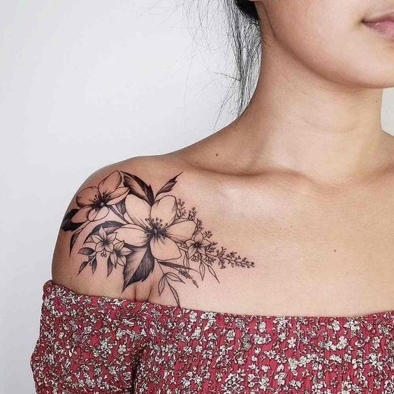 20 idées de tatouage fleurs sur l'épaule (et la signification) 17