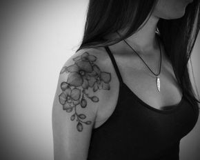 20 idées de tatouage fleurs sur l'épaule (et la signification) 4 20 idées de tatouage fleurs sur l'épaule (et la signification) 4