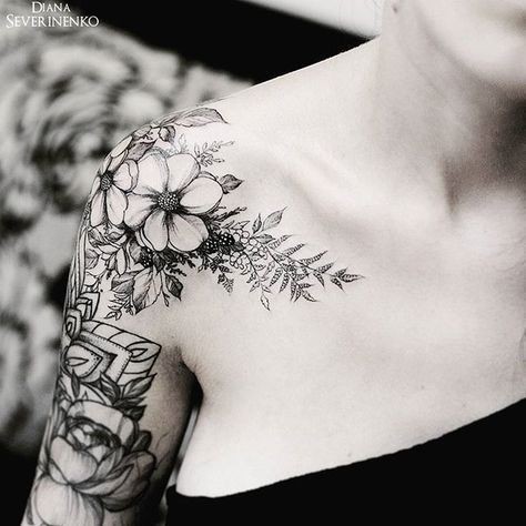 20 idées de tatouage fleurs sur l'épaule (et la signification) 6 20 idées de tatouage fleurs sur l'épaule (et la signification) 6