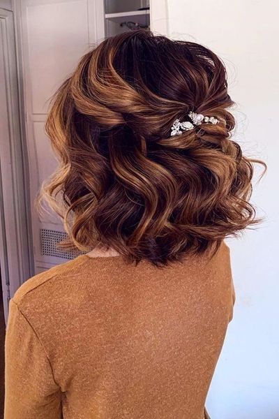 Coupe courte mariage : 31 idées de coiffures de mariées pour cheveux courts 10