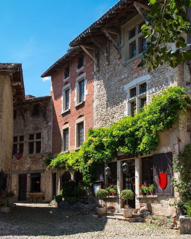 Les 10 plus beaux villages pour un mariage en France 7