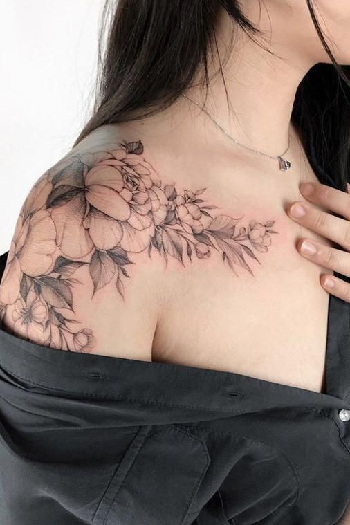 Tatouage Épaule Femme : 39 Idées & Significations 8 Tatouage Épaule Femme : 39 Idées & Significations 8