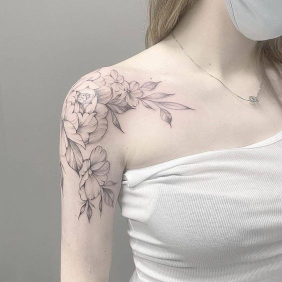 Tatouage Épaule Femme : 39 Idées & Significations 2 Tatouage Épaule Femme : 39 Idées & Significations 2