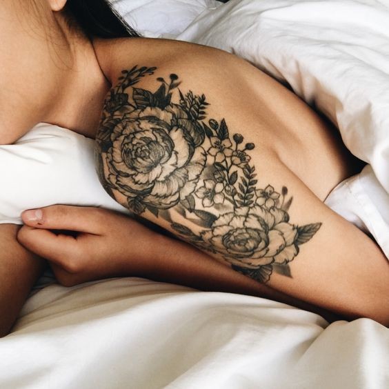 Tatouage Épaule Femme : 39 Idées & Significations 30