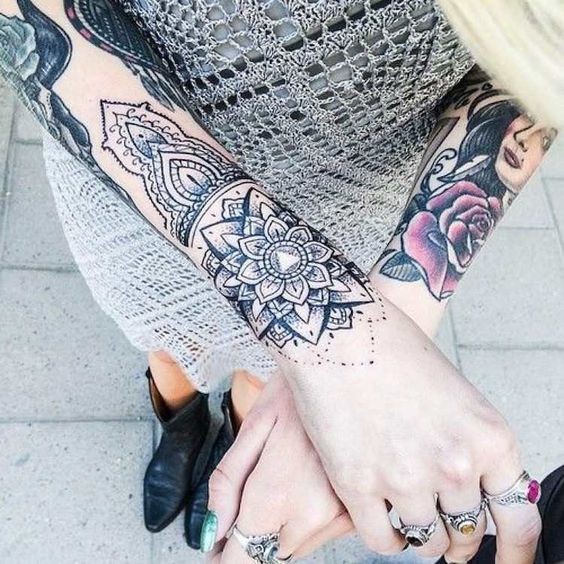 19 belles idées de tatouages mandala pour femme 13