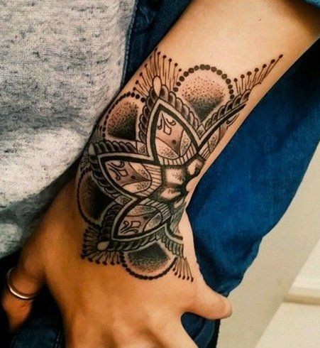 19 belles idées de tatouages mandala pour femme 8