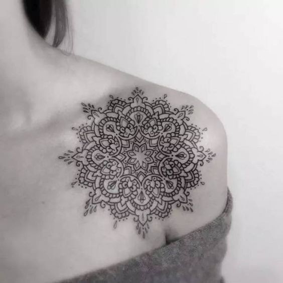 19 belles idées de tatouages mandala pour femme 3
