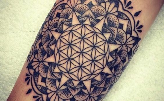 21 Tatouages Mandala Géométriques Pour S'inspirer 19