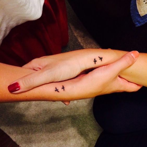 Tatouage sœur minimaliste : Les 31 tatouages ??assortis les plus cool dont vous avez besoin 30