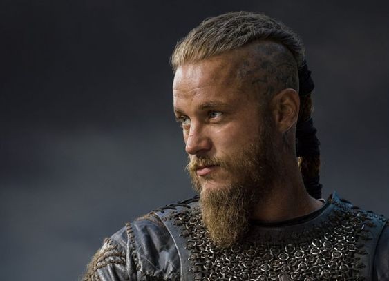 Tresses viking homme : 39 coupes de cheveux inspirées des Vikings en 2023 1