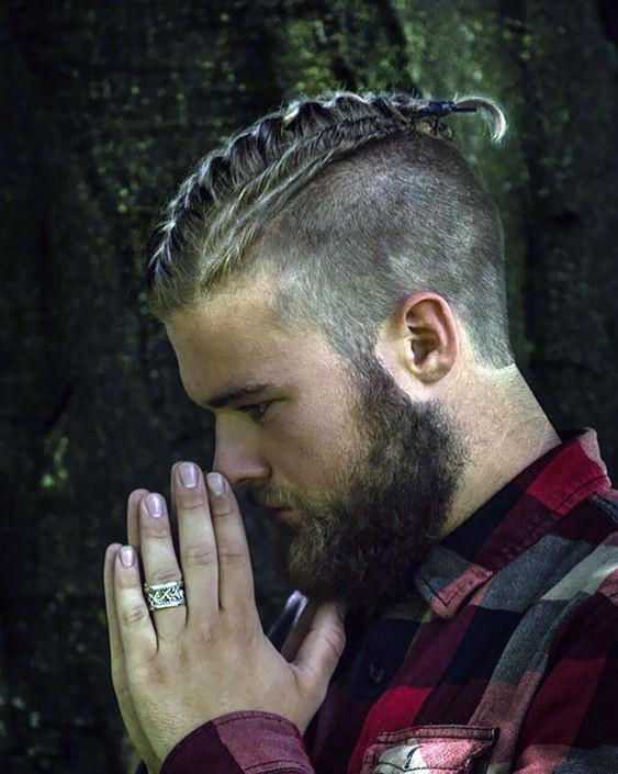 Tresses viking homme : 39 coupes de cheveux inspirées des Vikings en 2023 12