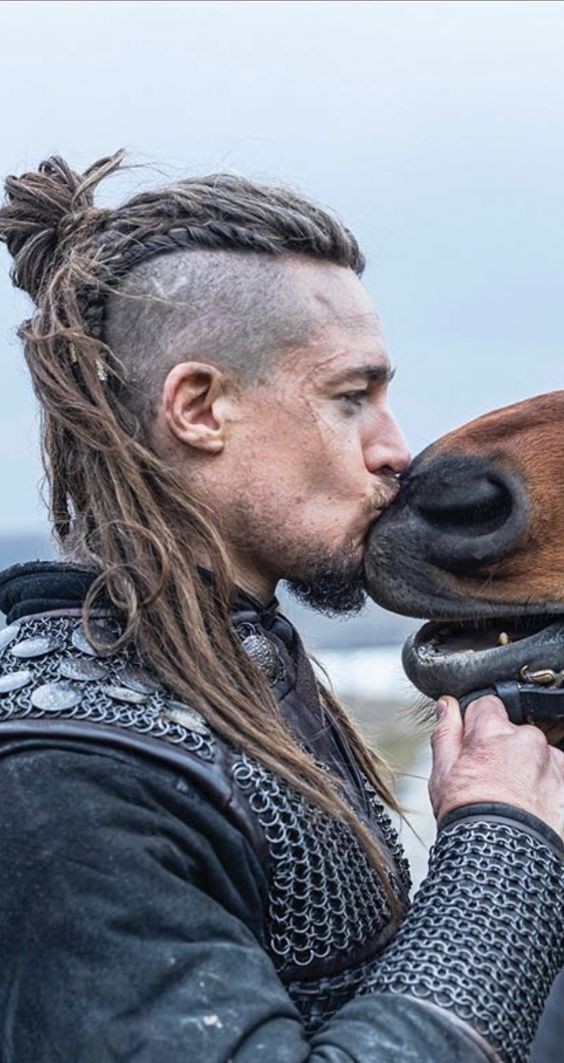 Tresses viking homme : 39 coupes de cheveux inspirées des Vikings en 2023 15