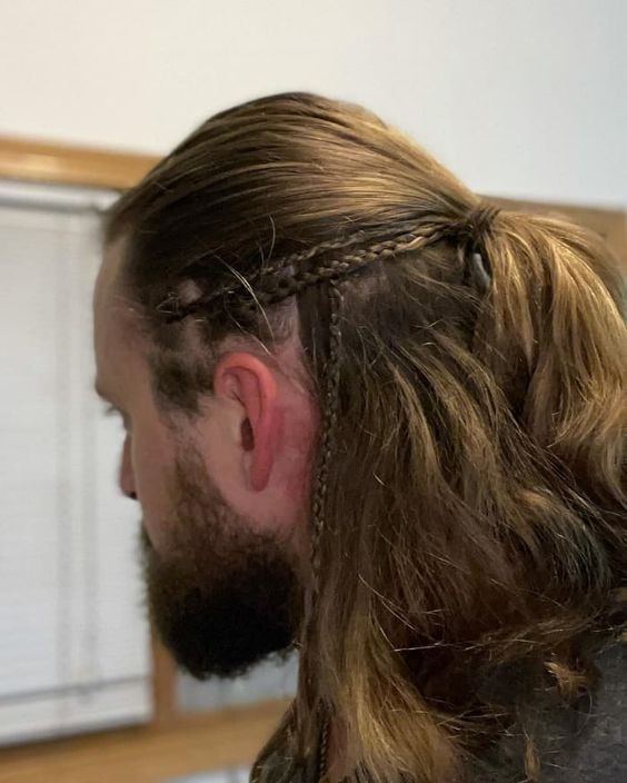 Tresses viking homme : 39 coupes de cheveux inspirées des Vikings en 2023 17