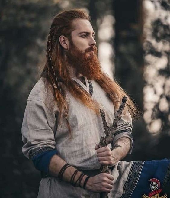 Tresses viking homme : 39 coupes de cheveux inspirées des Vikings en 2023 20
