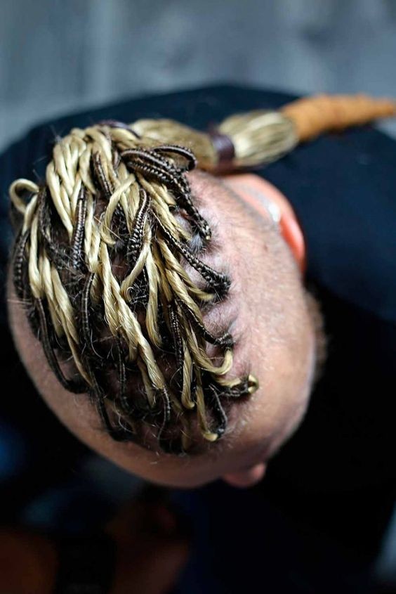 Tresses viking homme : 39 coupes de cheveux inspirées des Vikings en 2023 33