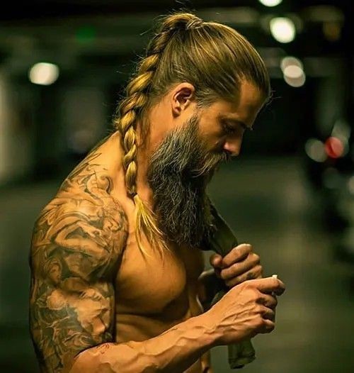 Tresses viking homme : 39 coupes de cheveux inspirées des Vikings en 2023 37
