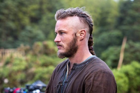 Tresses viking homme : 39 coupes de cheveux inspirées des Vikings en 2023 38
