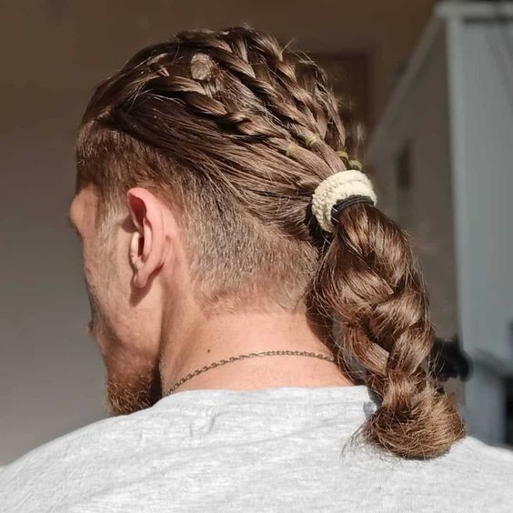 Tresses viking homme : 39 coupes de cheveux inspirées des Vikings en 2023 41