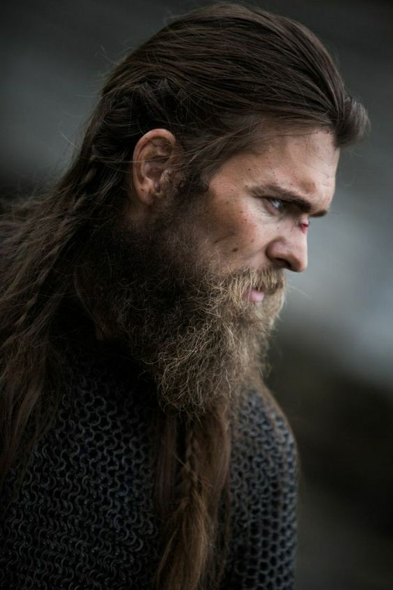 Tresses viking homme : 39 coupes de cheveux inspirées des Vikings en 2023 11