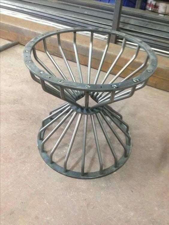 32 Tables en acier créatives et uniques 14