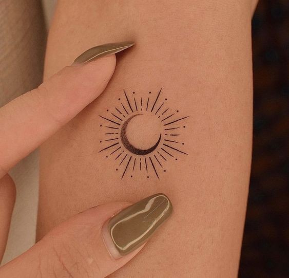 15 Tatouages minimalistes soleil à adopter absolument ! 1