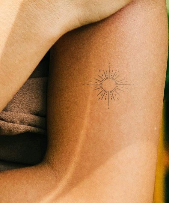 15 Tatouages minimalistes soleil à adopter absolument ! 3