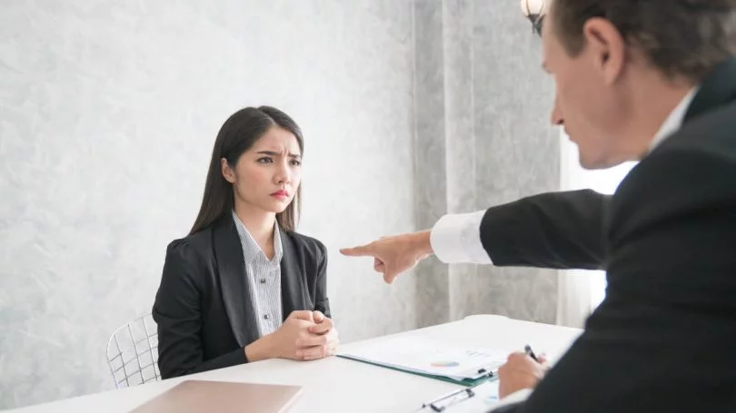 9 gestes à éviter lors d'un entretien d'embauche 4