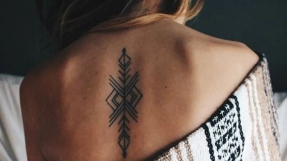 20 tatouages triangle femme super inspirants 2