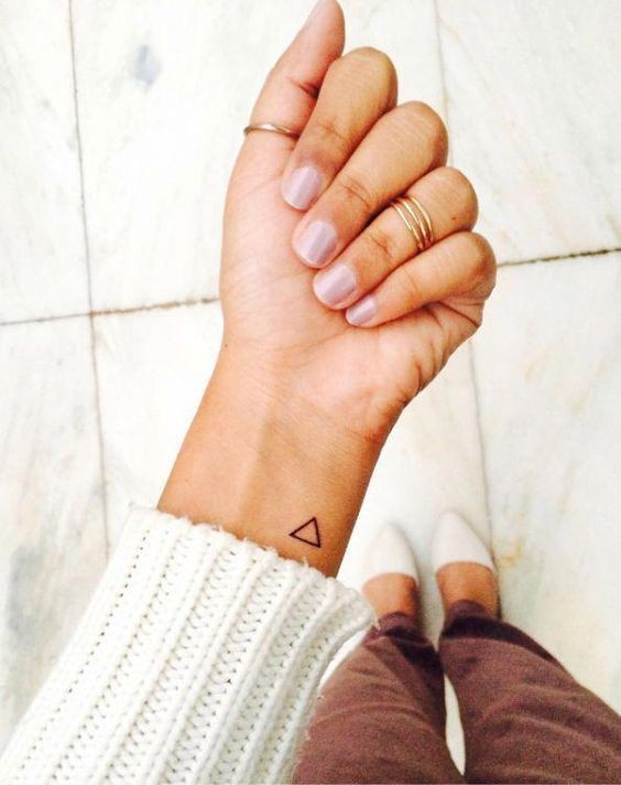 20 tatouages triangle femme super inspirants 11