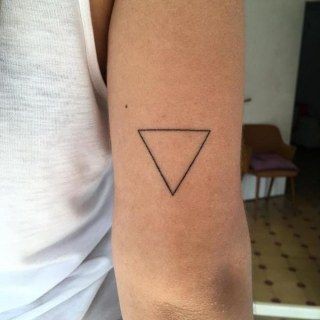 20 tatouages triangle femme super inspirants 12