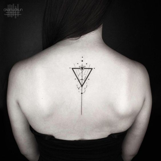 20 tatouages triangle femme super inspirants 14